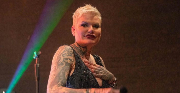 Schlagersängerin Melanie Müller bei einem Auftritt auf der Bühne.