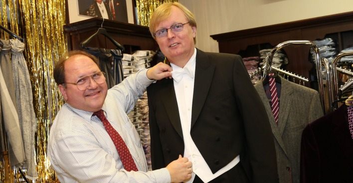 Schneider Michael Teuschler hilft Peter Schaider bei der Frack-Anprobe | Credit: Robin Consult