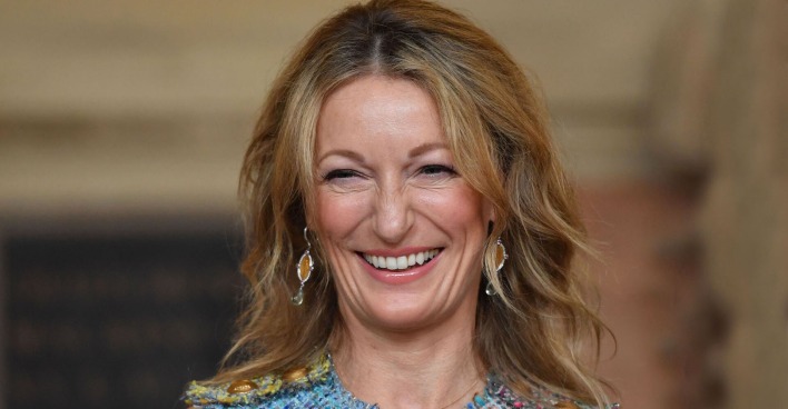 Monika Gruber mit offenen, blonden, gewellten Haaren.