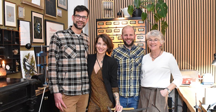 Gastgeberin und Goldschmiedemeisterin Katrin Eberhard mit Markus Andres (mi.), mit Bruder Simon Eberhard (li.) und Mama Ute Eberhard (re.)