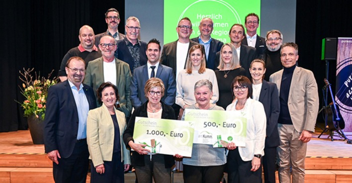 Vorstand der Wirtschaft amKumma mit Bürgermeister Rainer Siegele (Mäder) und den Hauptgewinnerinnen Sissy Schmid, Götzis, (€ 1000,–) und Christine Karnekar, Rankweil (€ 500,–)