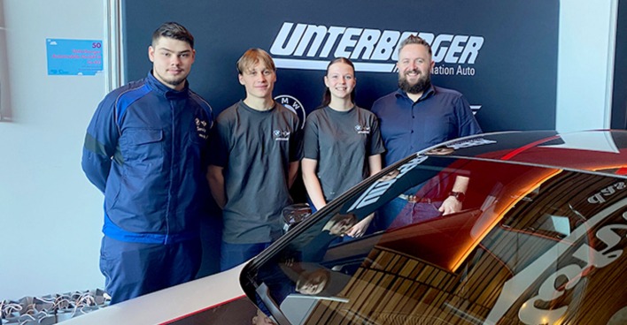 Unterberger Automobile: Arda Üzel, Simon Wolf und Emilie Greif mit Lehrlingsausbildner Andreas Kiene (v. li.)