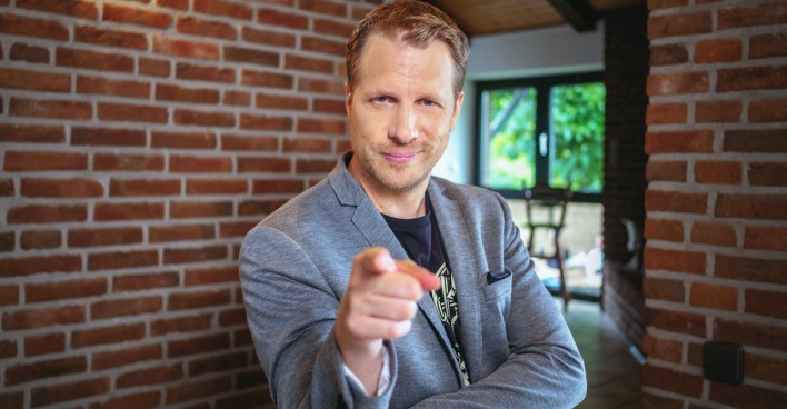 Oliver Pocher zeigt mit dem Finger in die Kamera