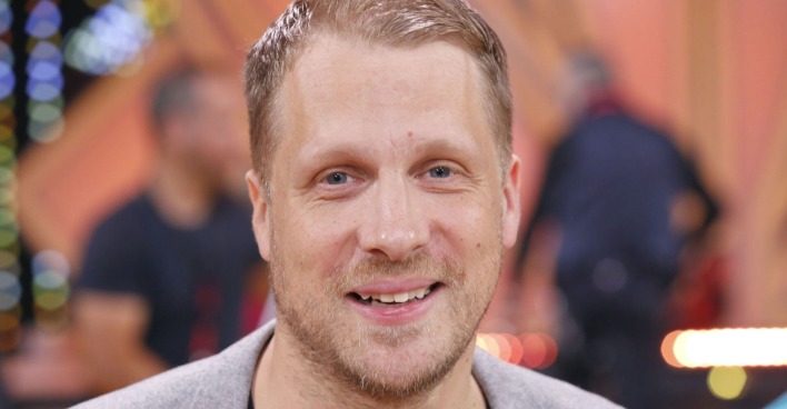 Oliver Pocher bei einem Event. Er lächelt in die Kamera.