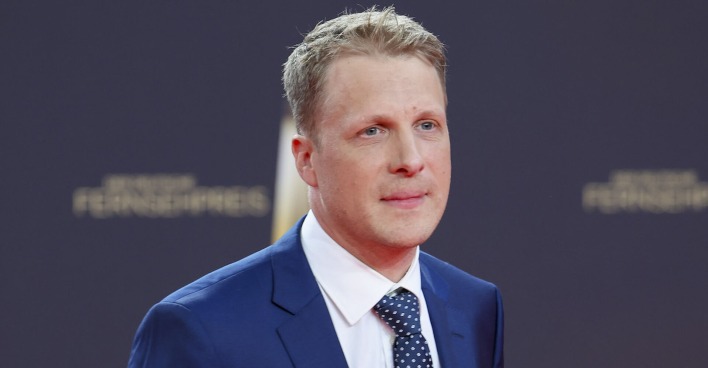 Oliver Pocher auf dem Red Carpet in einem blauen Smoking.