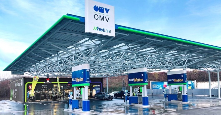 Ansicht einer OMV Tankstelle von schräg unten