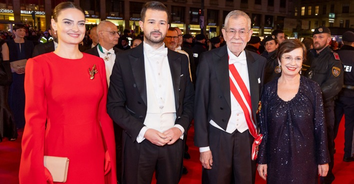 Van der Bellen und seine mit dem montenegrinischen Präsidenten und seiner Gattin vor der Oper  | Credit: Christian Mikes