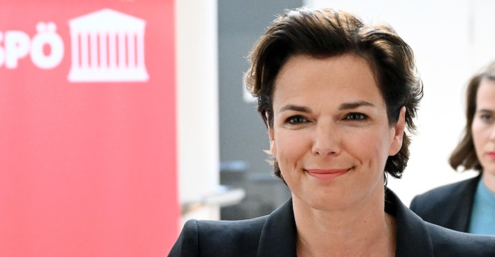 Pamela Rendi-Wagner, ehemalige SPÖ-Chefin und Ärztin, lachend vor der Pressewand der SPÖ.