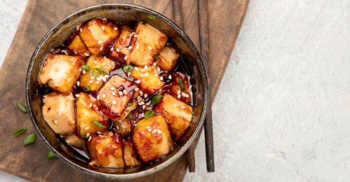 Keramikschale mit glasiertem Tofu und Sesamkörner