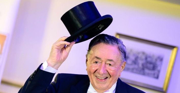 Richard Lugner mit einem Zylinder und einem Frack beim Opernball in Wien.