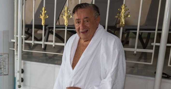 Richard Lugner im Bademantel.