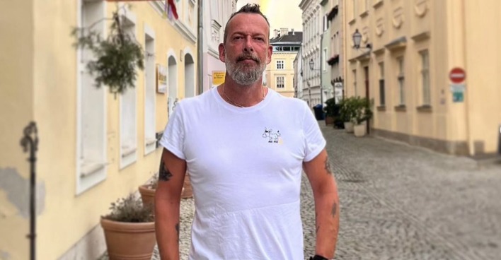 Robert Kratky mit einem weißen T-Shirt in einer Gasse in der Wachau.