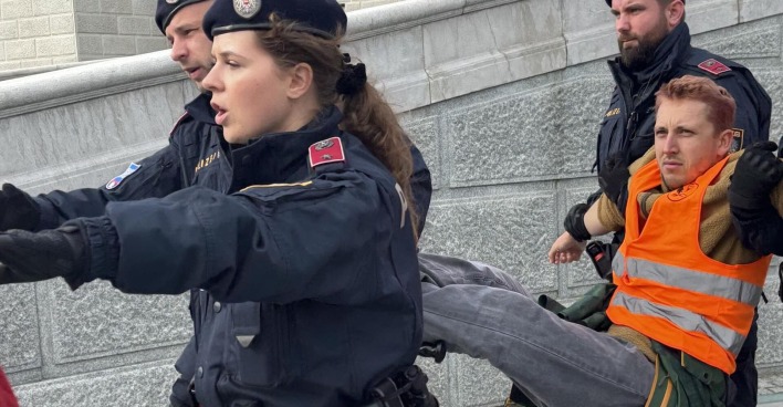 Julian Schütter wird von drei Polizisten "weggetragen".