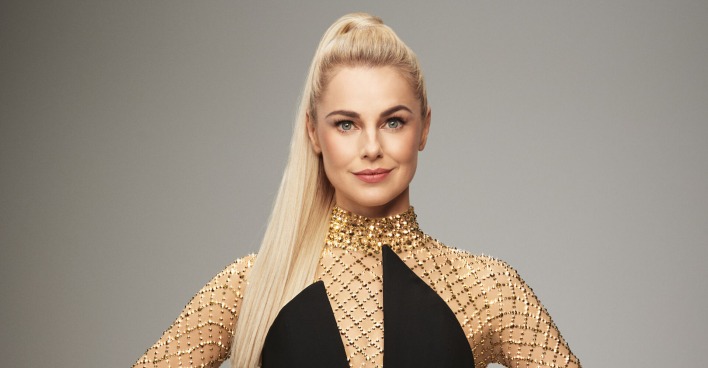 Silvia Schneider im Ballkleid mit Swarovski-Steinen und langen hochgesteckten Haaren.