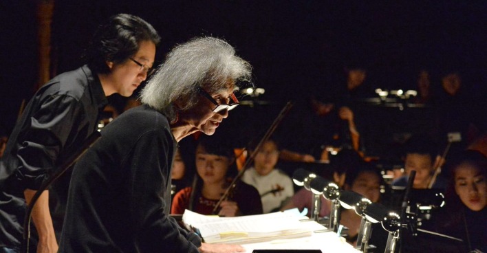Seiji Ozawa bei der Arbeit mit einem Orchester.