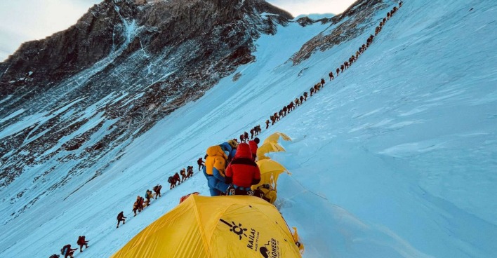 Eine Stau bildet sich bei der Besteigung des Mount Everest in Nepal.