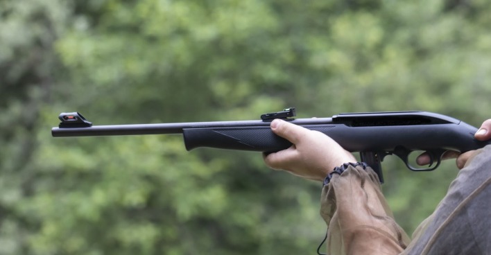 Ein Mann feuert aus einem Kleinkalibergewehr.