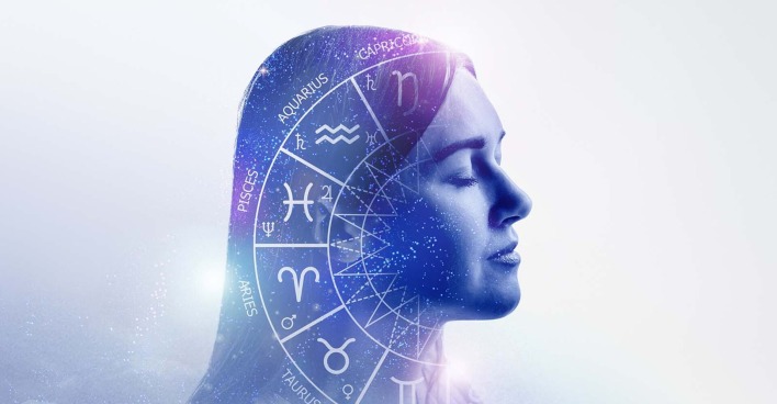 Frau und Horoskop | Credit: iStock.com/Evheniia Vasylenko