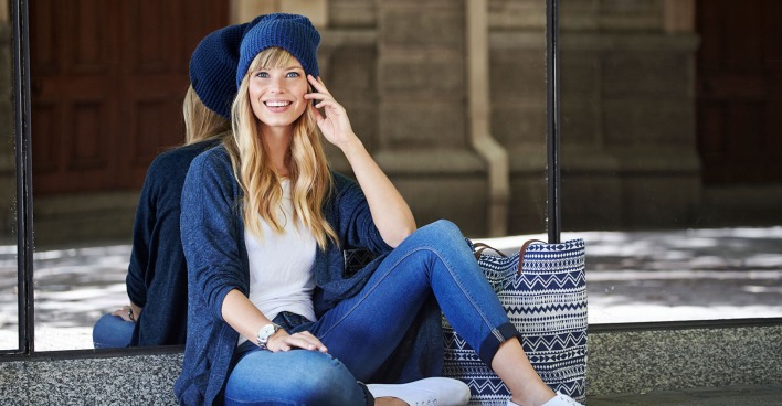 Frau mit blauer Strickjacke | Credit: iStock.com/SanneBerg