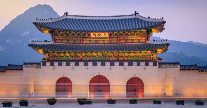 Gyeongbokgung Palast in Seoul bei Abenddämmerung