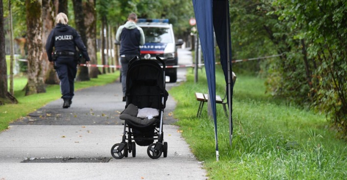 Kinderwagen und Polizeieinsatz in St. Johann in Tirol.