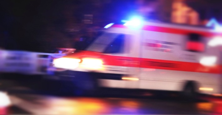 Ein Notarztwagen in der Nacht im Blaulicht-Einsatz.