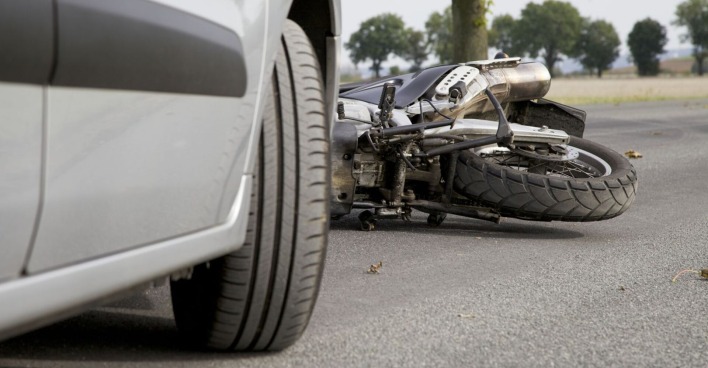Unfall zwischen einem Auto und einem Motorrad.