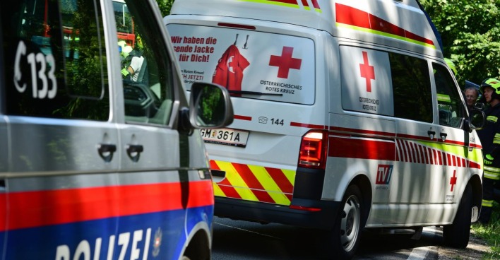 Polizei und Rettungskräfte am Unfallort.