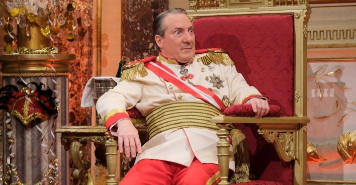 Robert Palfrader gibt als seine Majestät Robert Heinrich I. in der Sendung "Wir sind Kaiser" eine Audienz.