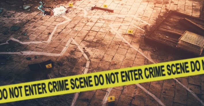 Ein düsterer Tatort eines Mordes: Am Boden wurden die Umrisse eines Leichnams eingezeichnet, im Hintergrund sind ein Hammer und eine Blutlache zu sehen, im Vordergrund ein polizeiliches Absperrband