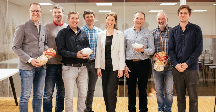 Landesrat Christian Gantner mit den Dinkelbauern, Christina Meusburger (Marke Vorarlberg) und ganz rechts Florian Haag, GF der Bäckerei Mangold