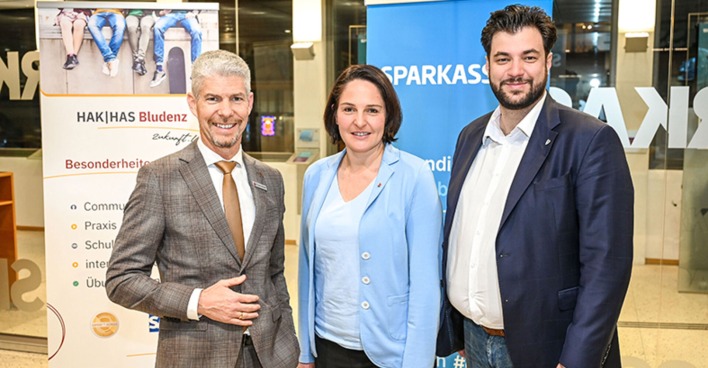 Thomas Schreiber (Vorstand Sparkasse  Bludenz), LT-Vize Präsidentin Monika Vonier und Kulturstadtrat Cenk Dogan (Bludenz) (v. li.)