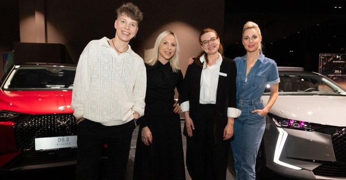 Vier Frauen vor zwei Neuwagen stehend