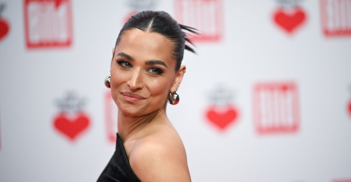 Amira Pocher mit hochgesteckten Haaren und starken Make Up auf dem Red Carpet.