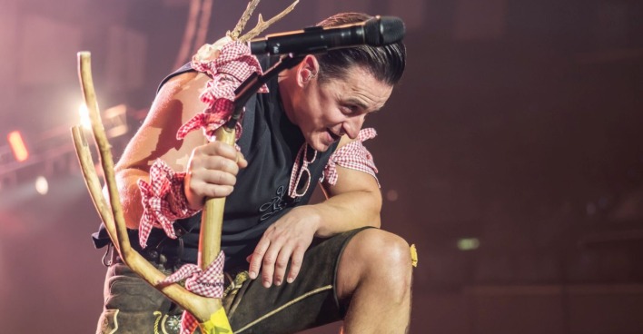 Andreas Gabalier bei einem Konzert auf der Bühne.
