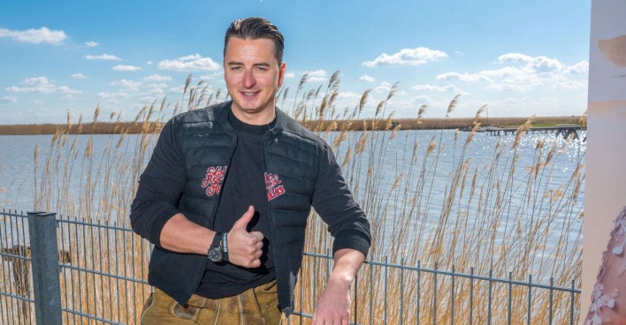 Andreas Gabalier zeigt "Daumen hoch".