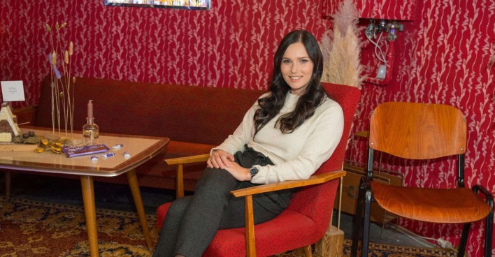 Anna Veith sitzt in einem roten Stuhl