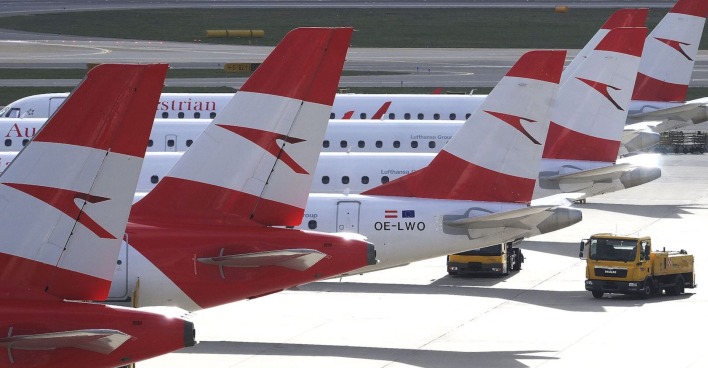 Flieger der Austrian Airlines am Boden.