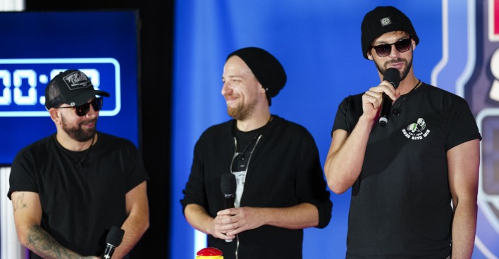 Aut of Orda mit schwarzen Outfits, Mützen und Sonnenbrillen.