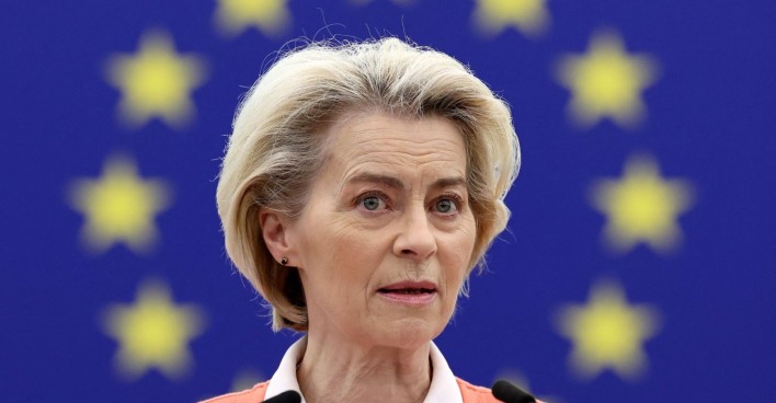 EU-Kommissionspräsidentin Ursula von der Leyen vor der Europäischen Flagge