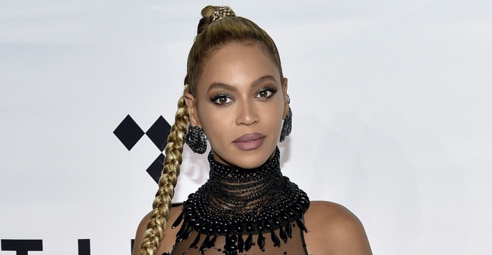Beyonce Knowles mit einem langen Zopf und einem schwarzen Oberteil.