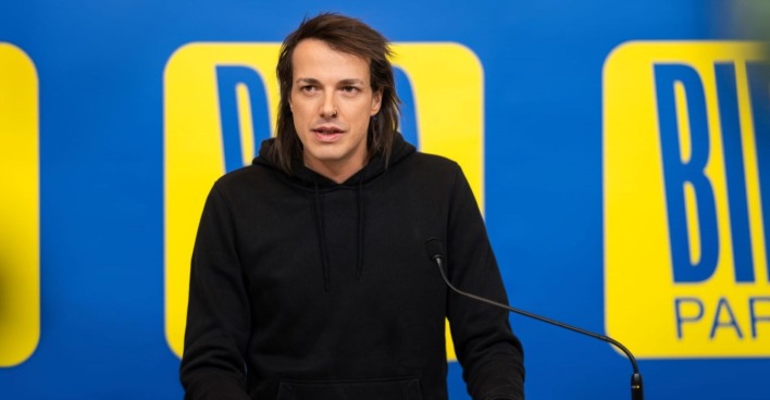 Bierpartei-Gründer Dominik Wlazny alias Marco Pogo vor der Pressewand der Bierpartei.