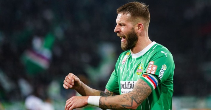 Rapid-Kapitän Guido Burgstaller regt sich auf.