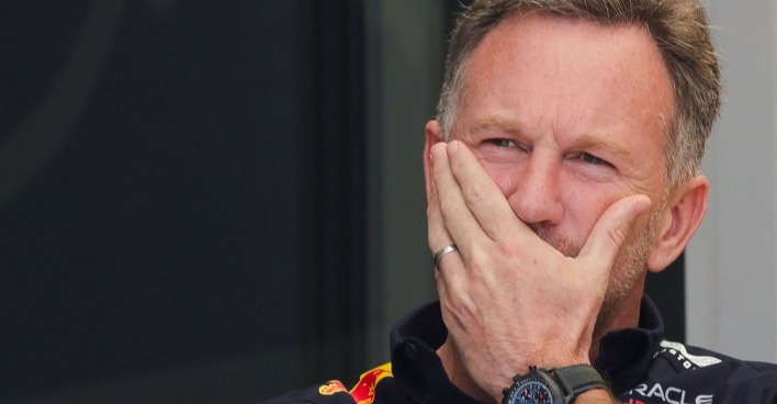 Christian Horner im Porträt, er hält sich die Hand vor den Mund
