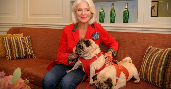 Christina Hörbiger mit Möpsen Vicco und Monty.