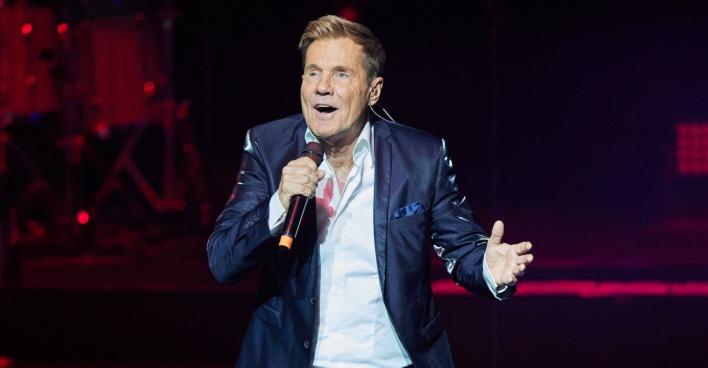 Dieter Bohlen auf der Bühne mit einem blauen Sakko.
