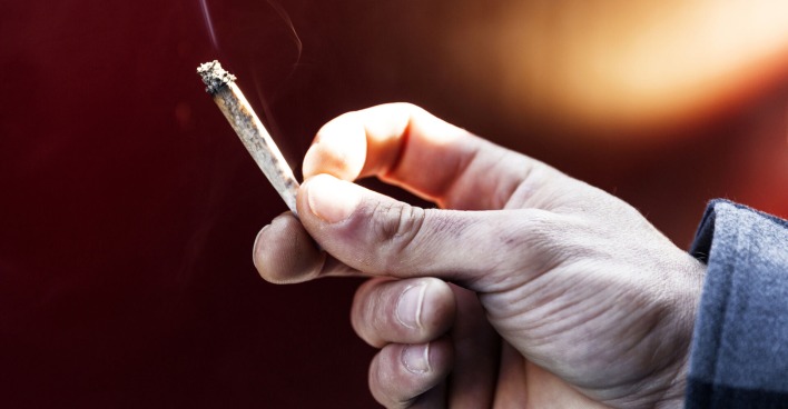 Eine Hand hält einen Joint