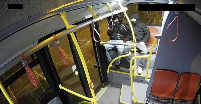 Die zwei Täter sitzen im Bus.