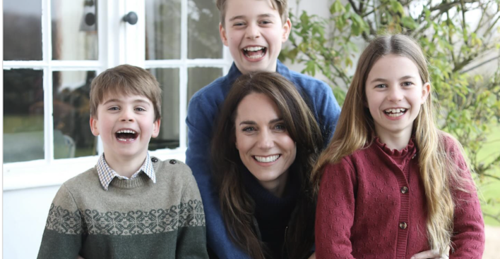 Kate umringt von ihren drei Kindern, alle drei lachen in die Kamera.