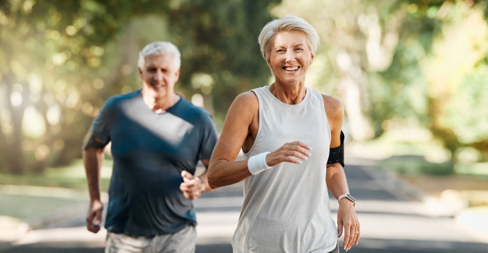 Pensionisten beim Laufen | Credit: iStock.com/PeopleImages